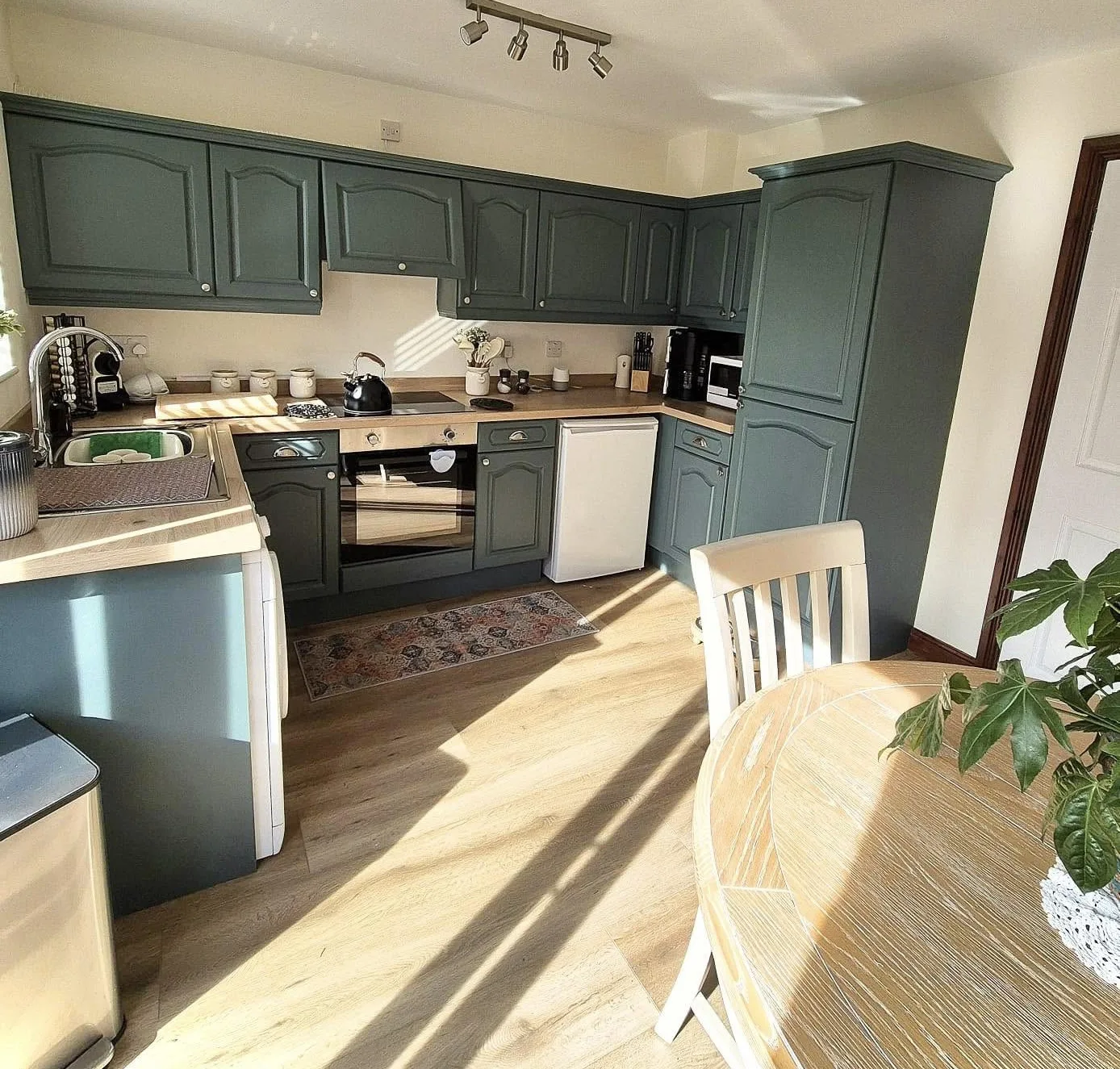 Bowling Green Cottage exterior in Wheaton Aston village